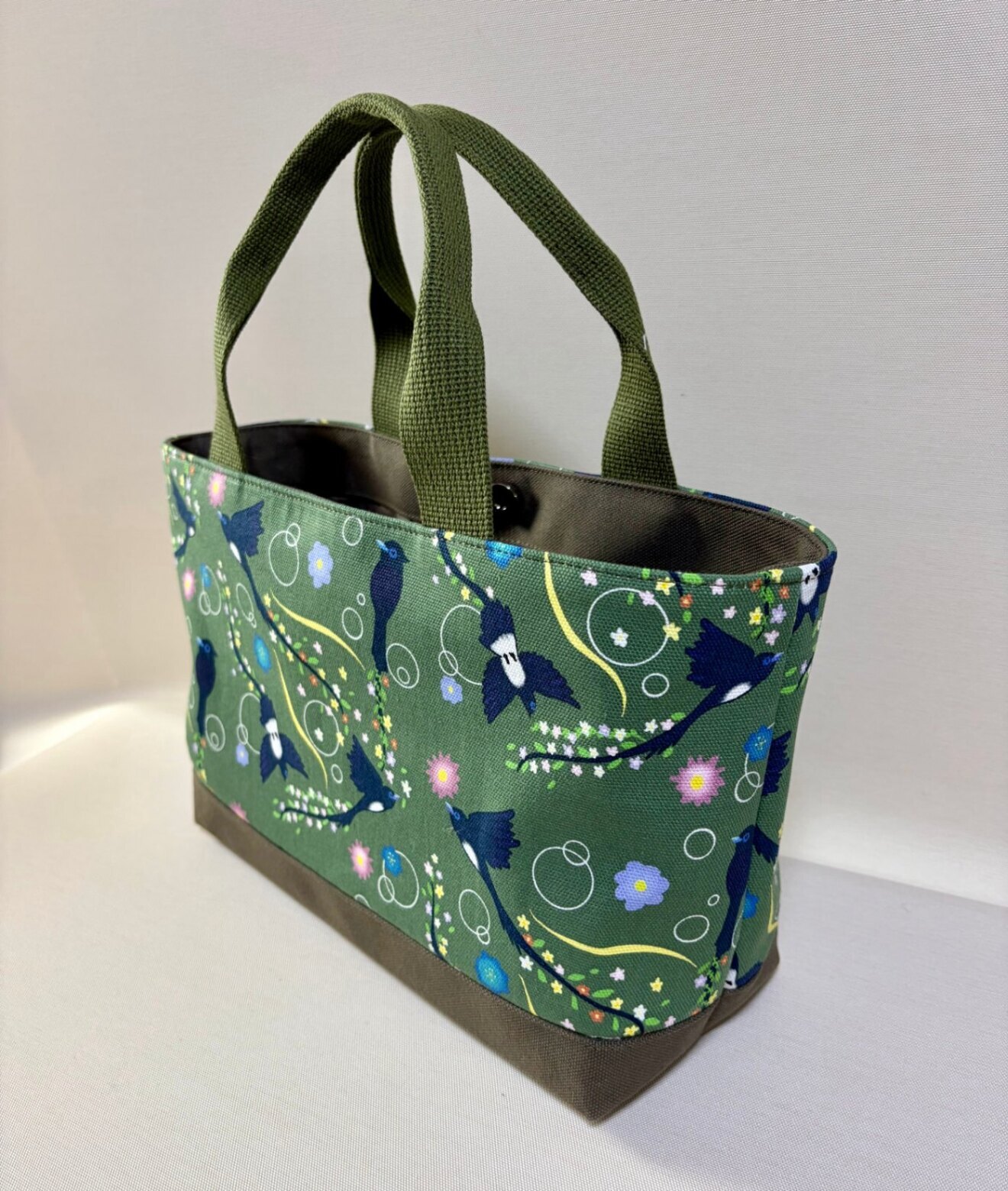 デザイナーが描くアートを日常に。独創のテキスタイルが語るサンコウチョウの物語・横長トートバッグ