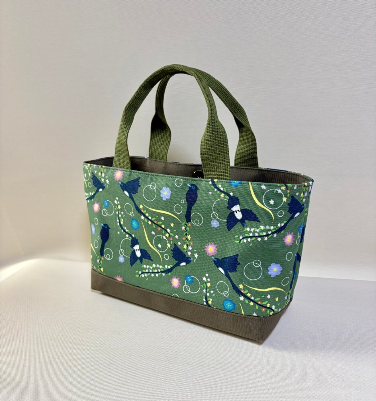 デザイナーが描くアートを日常に。独創のテキスタイルが語るサンコウチョウの物語・横長トートバッグ