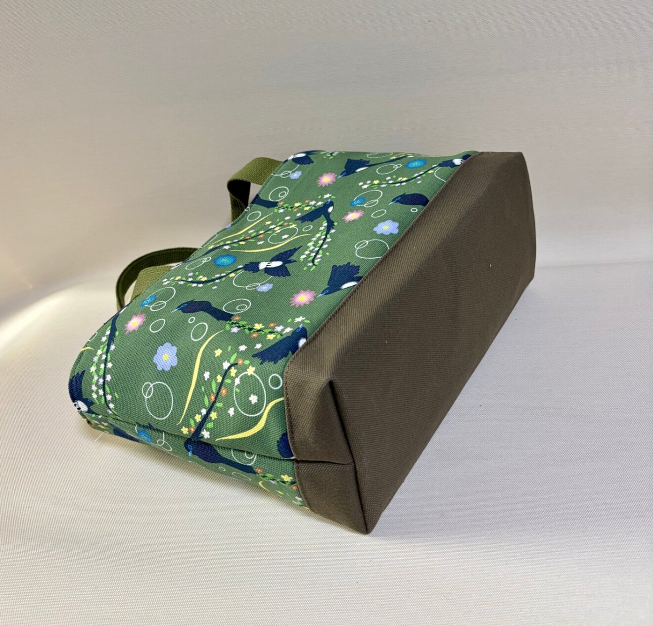 デザイナーが描くアートを日常に。独創のテキスタイルが語るサンコウチョウの物語・横長トートバッグ