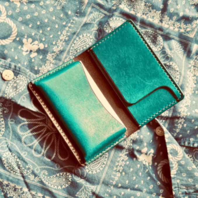 【友人の縁】一目惚れのターコイズ×野生の黒。一番の使いやすさを形にした総手縫い名刺入れ#002