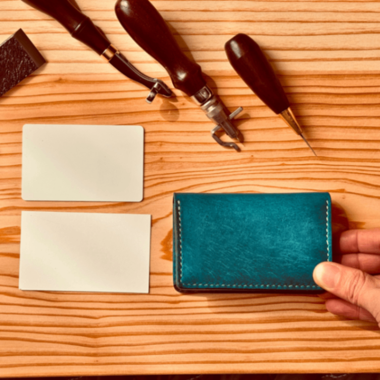 【友人の縁】一目惚れのターコイズ×野生の黒。一番の使いやすさを形にした総手縫い名刺入れ#002