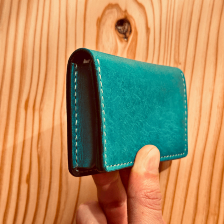 【友人の縁】一目惚れのターコイズ×野生の黒。一番の使いやすさを形にした総手縫い名刺入れ#002