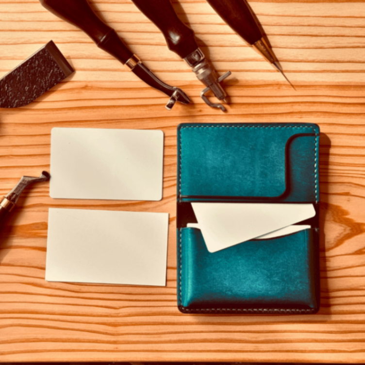 【友人の縁】一目惚れのターコイズ×野生の黒。一番の使いやすさを形にした総手縫い名刺入れ#002