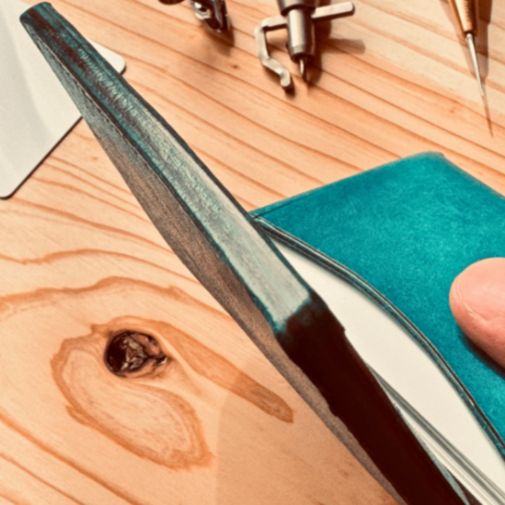 【友人の縁】一目惚れのターコイズ×野生の黒。一番の使いやすさを形にした総手縫い名刺入れ#002