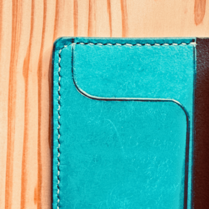 【友人の縁】一目惚れのターコイズ×野生の黒。一番の使いやすさを形にした総手縫い名刺入れ#002