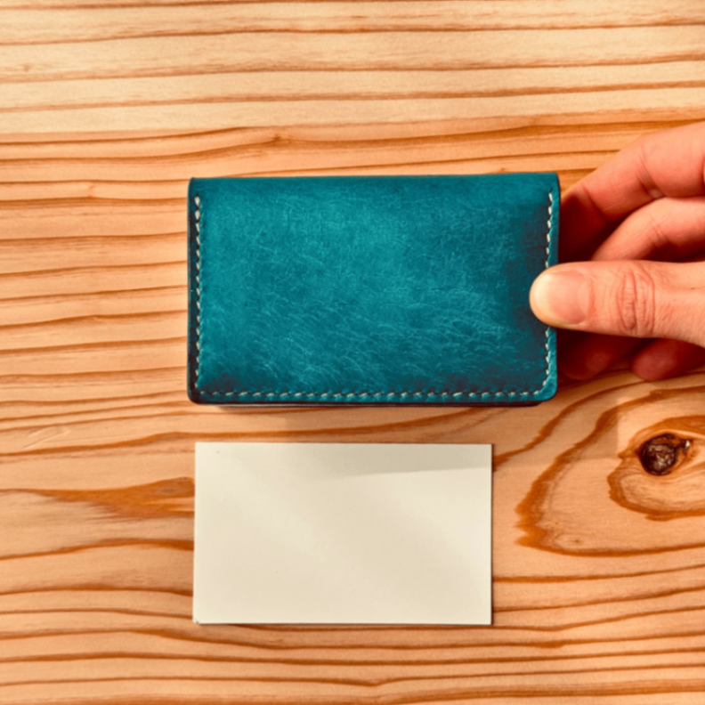 【友人の縁】一目惚れのターコイズ×野生の黒。一番の使いやすさを形にした総手縫い名刺入れ#002