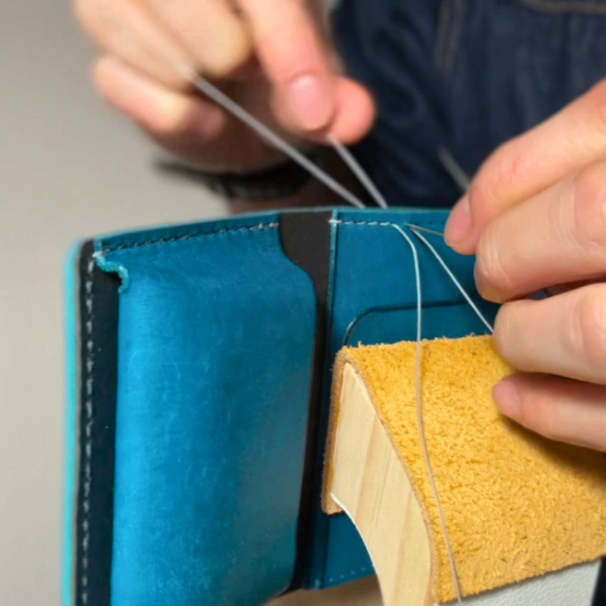 【友人の縁】一目惚れのターコイズ×野生の黒。一番の使いやすさを形にした総手縫い名刺入れ#002