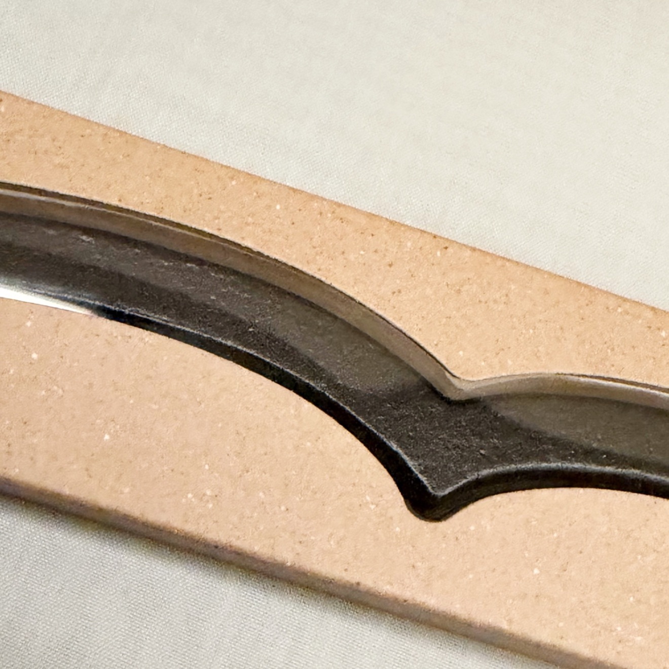 本に寄り添う文鎮