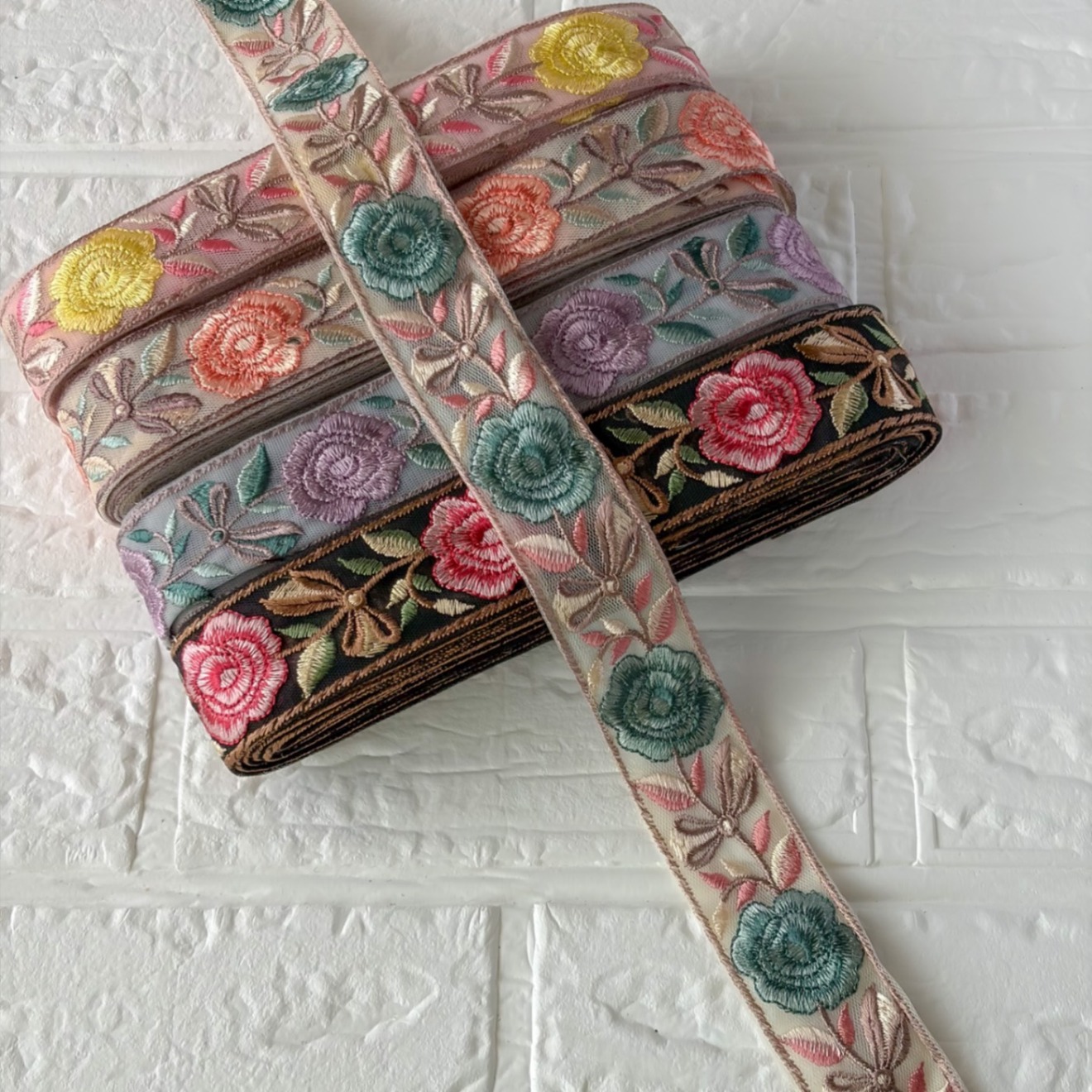 337 インド刺繍リボン　ブルーグリーン　バラ