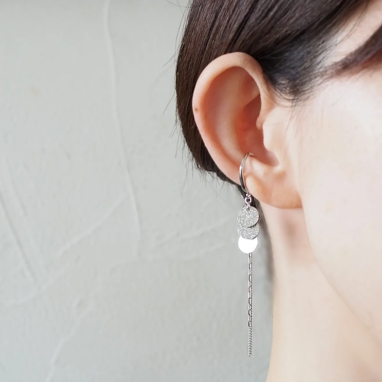【ピアス穴不要】揺れて煌めく＊5連メタルプレートと2連チェーンのイヤーカフ（片耳用）