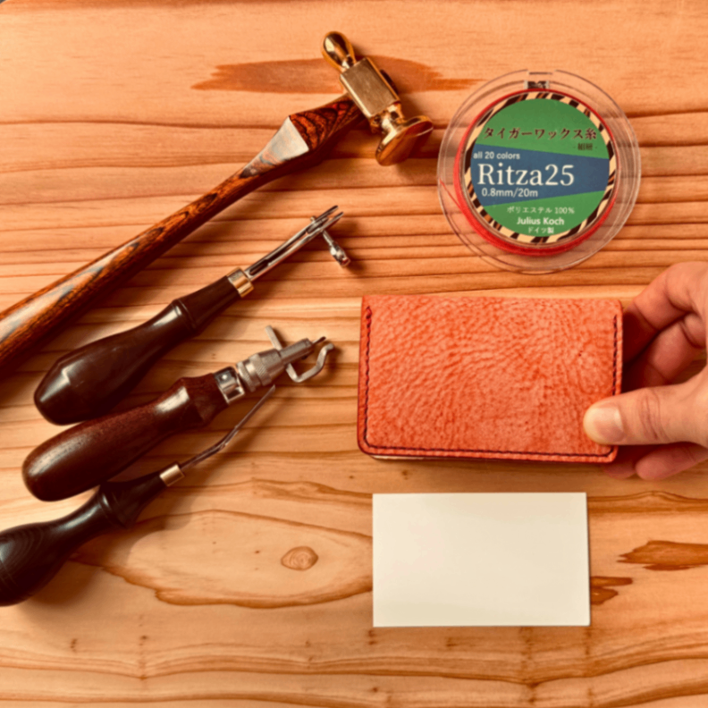 #003【情熱の赤】雪のような白から艶やかな深紅へ。職人一目惚れの総手縫い名刺入れ 一点もの