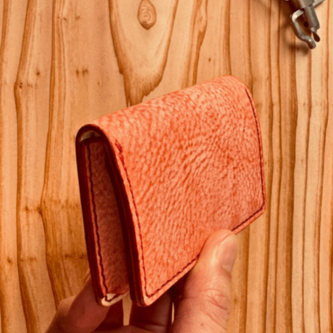 #003【情熱の赤】雪のような白から艶やかな深紅へ。職人一目惚れの総手縫い名刺入れ 一点もの