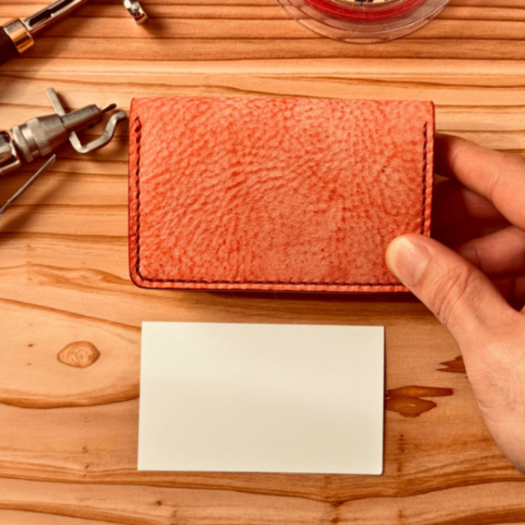 #003【情熱の赤】雪のような白から艶やかな深紅へ。職人一目惚れの総手縫い名刺入れ 一点もの