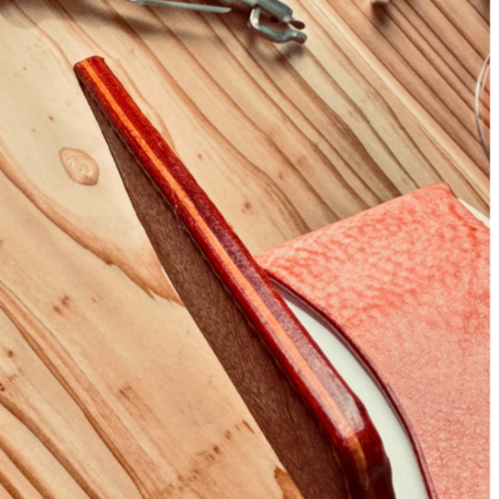 #003【情熱の赤】雪のような白から艶やかな深紅へ。職人一目惚れの総手縫い名刺入れ 一点もの