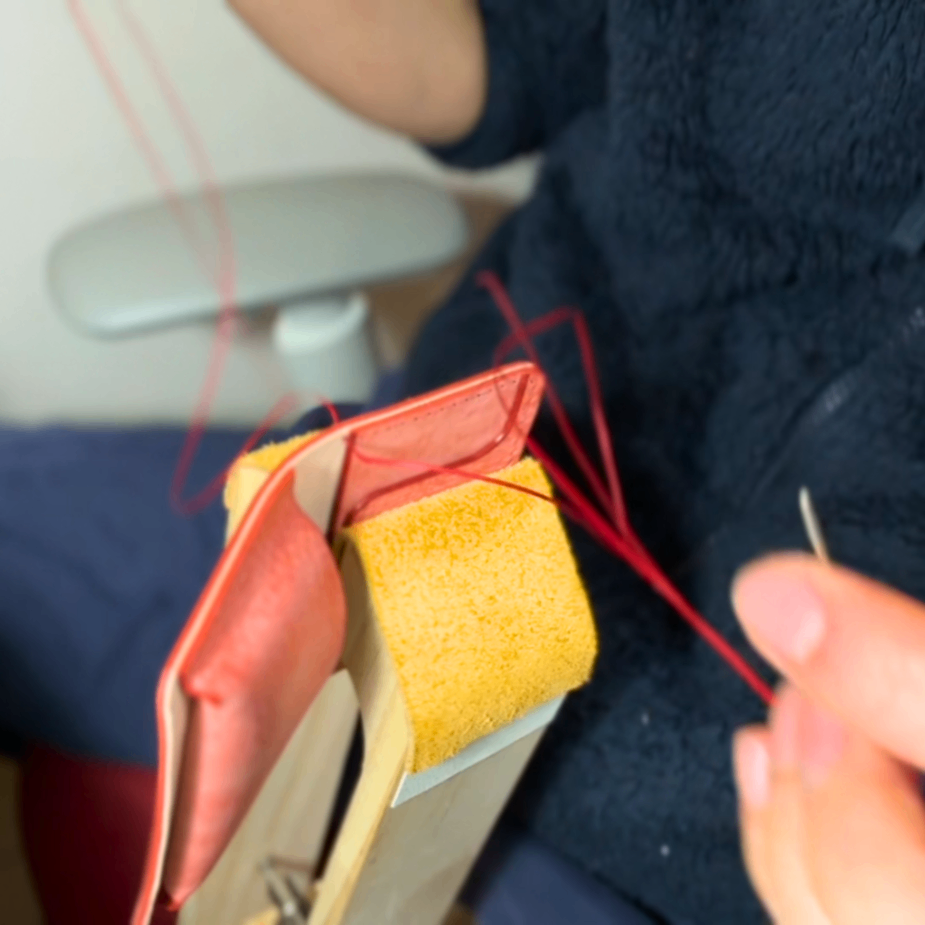 #003【情熱の赤】雪のような白から艶やかな深紅へ。職人一目惚れの総手縫い名刺入れ 一点もの