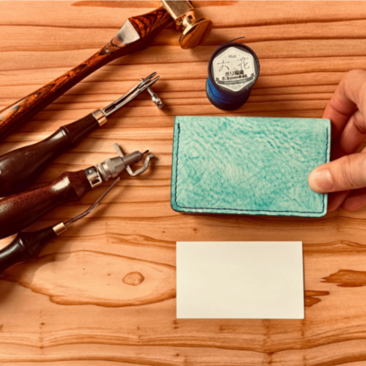 【訳あり感謝価格】手仕事の体温を感じる一点もの。一目惚れのアイスブルー名刺入れ #004