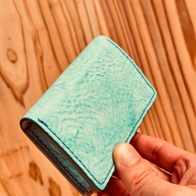 【訳あり感謝価格】手仕事の体温を感じる一点もの。一目惚れのアイスブルー名刺入れ #004