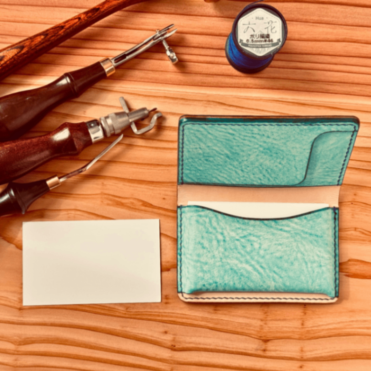 【訳あり感謝価格】手仕事の体温を感じる一点もの。一目惚れのアイスブルー名刺入れ #004