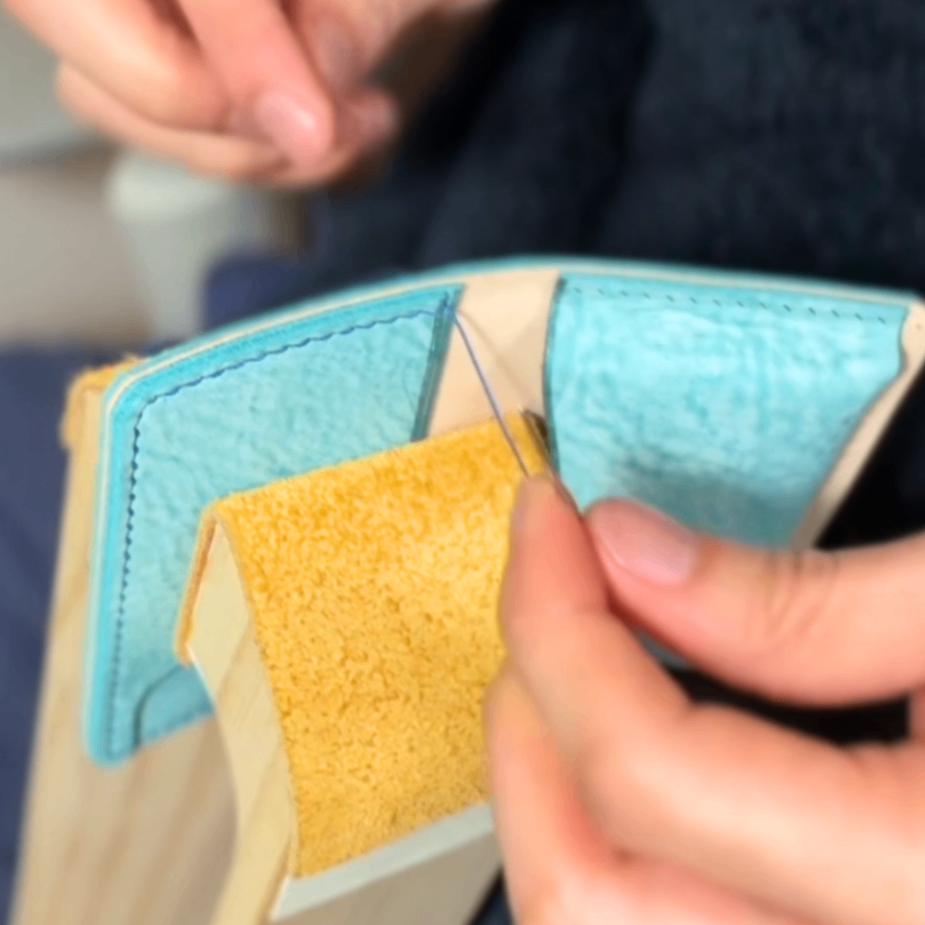 【訳あり感謝価格】手仕事の体温を感じる一点もの。一目惚れのアイスブルー名刺入れ #004