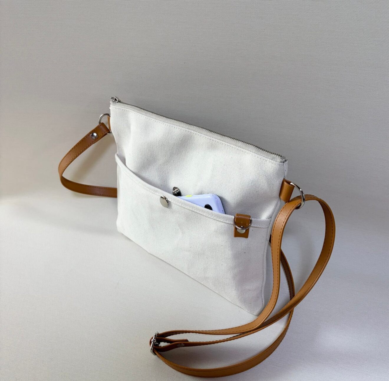 しっかり厚め８号帆布＊スマホもすっきり入るサコッシュ（キナリ横型）【行楽アイテム】
