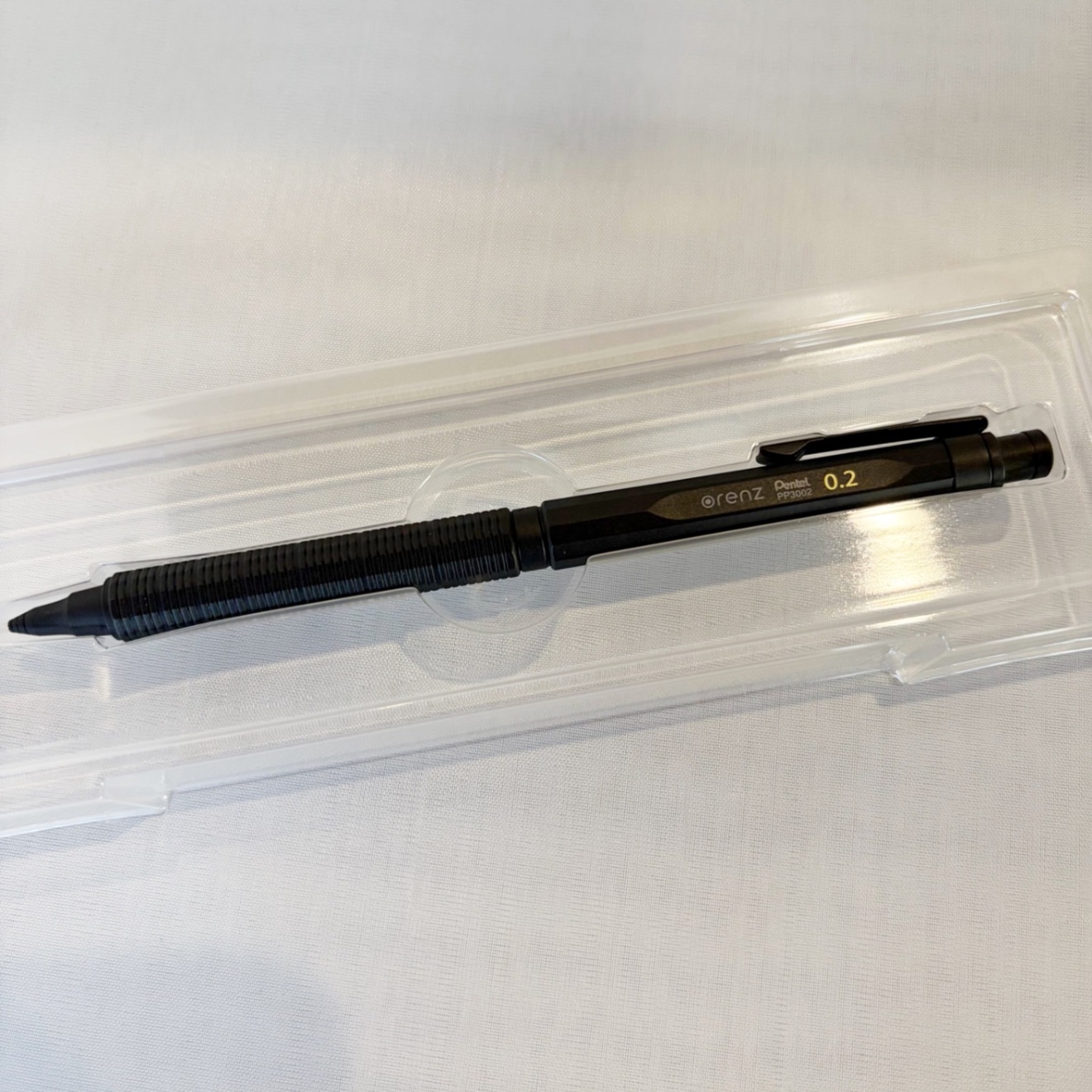 ぺんてる　オレンズネロ〈0.2〉
史上最細シャープペンシル