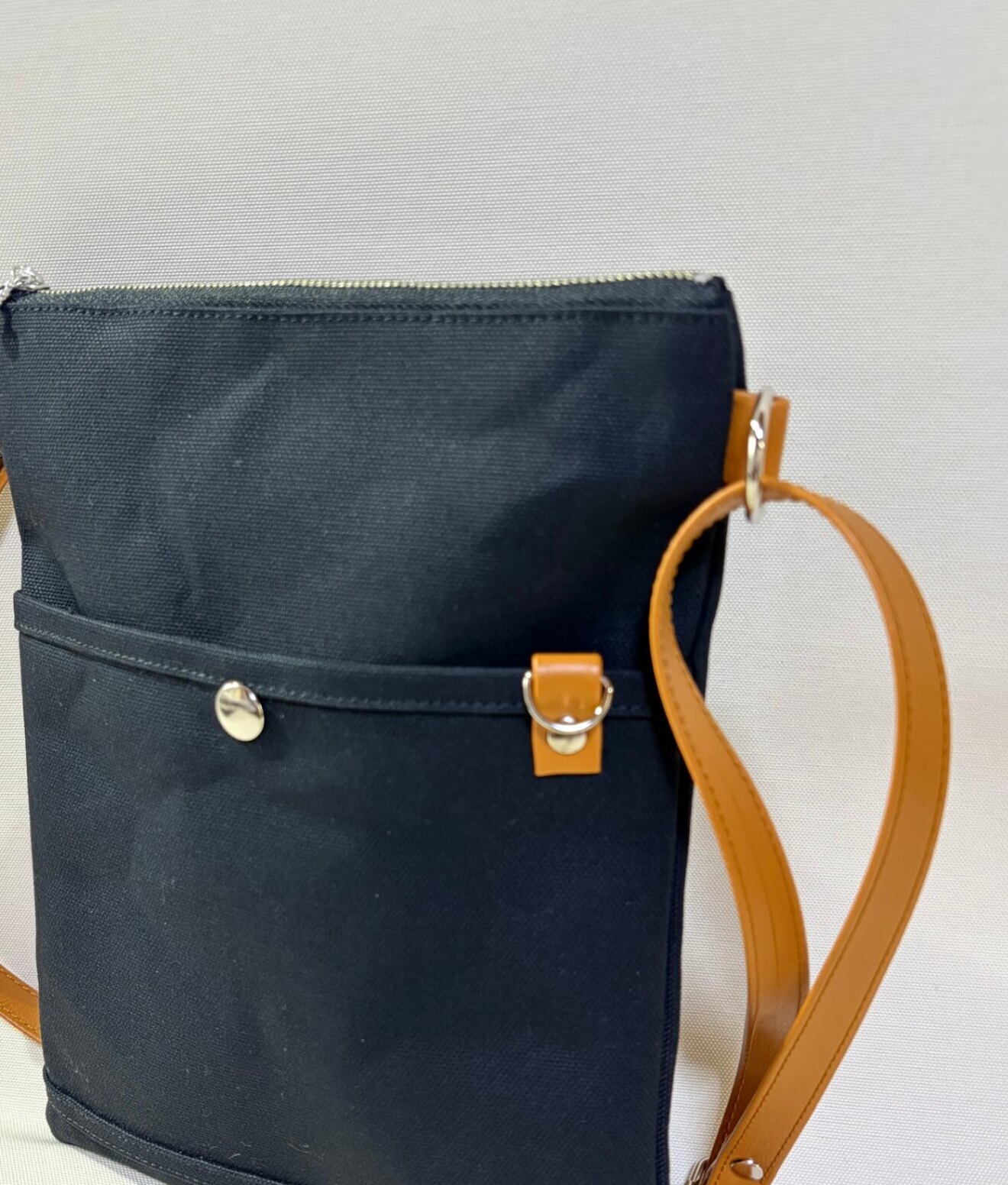 しっかり厚め８号帆布＊スマホもすっきり入るサコッシュ（ブラック縦型）【行楽アイテム】
