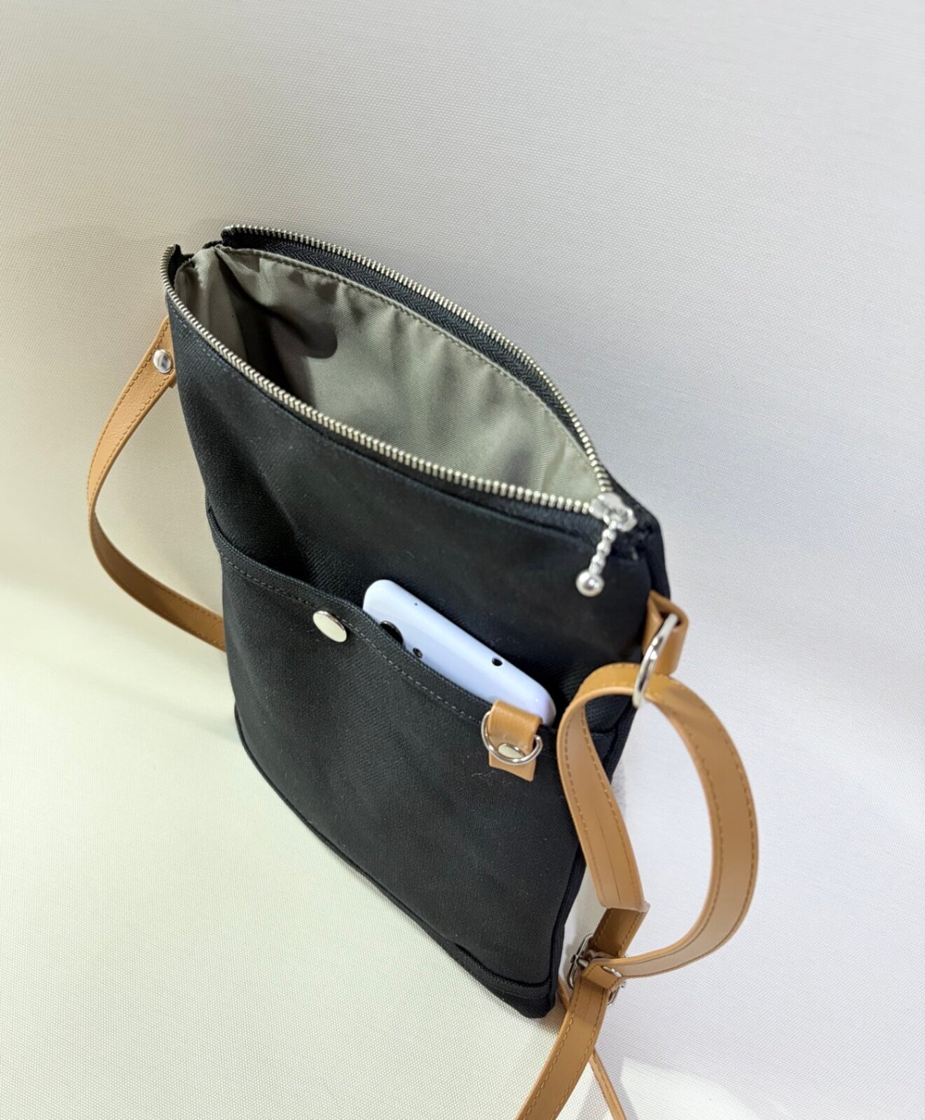 しっかり厚め８号帆布＊スマホもすっきり入るサコッシュ（ブラック縦型）【行楽アイテム】
