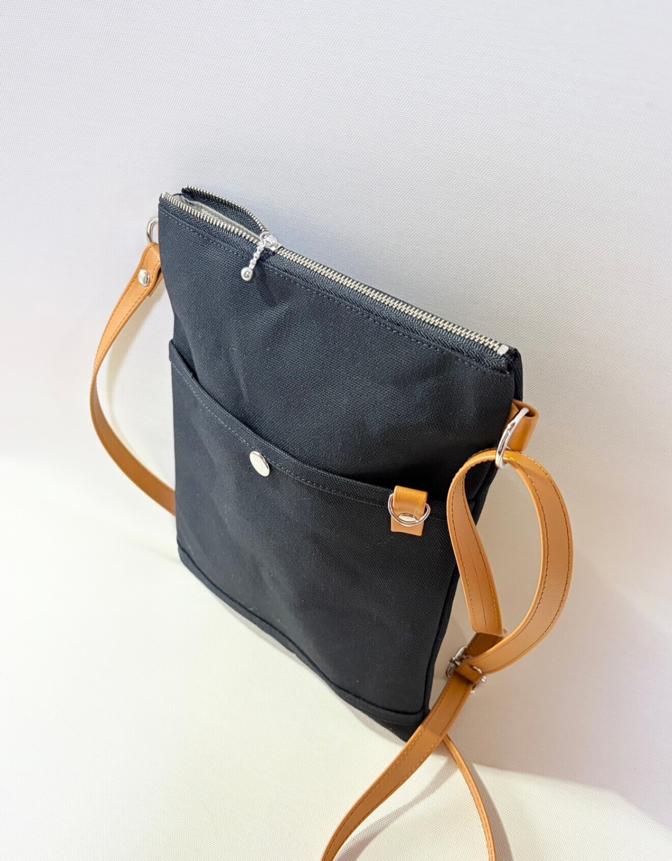 しっかり厚め８号帆布＊スマホもすっきり入るサコッシュ（ブラック縦型）【行楽アイテム】
