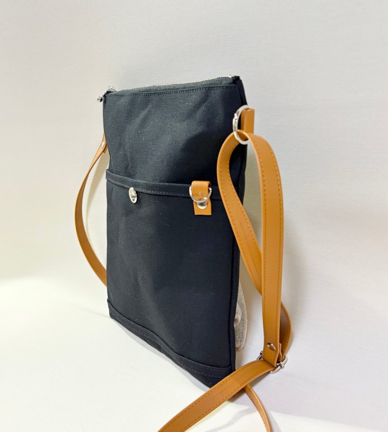 しっかり厚め８号帆布＊スマホもすっきり入るサコッシュ（ブラック縦型）【行楽アイテム】
