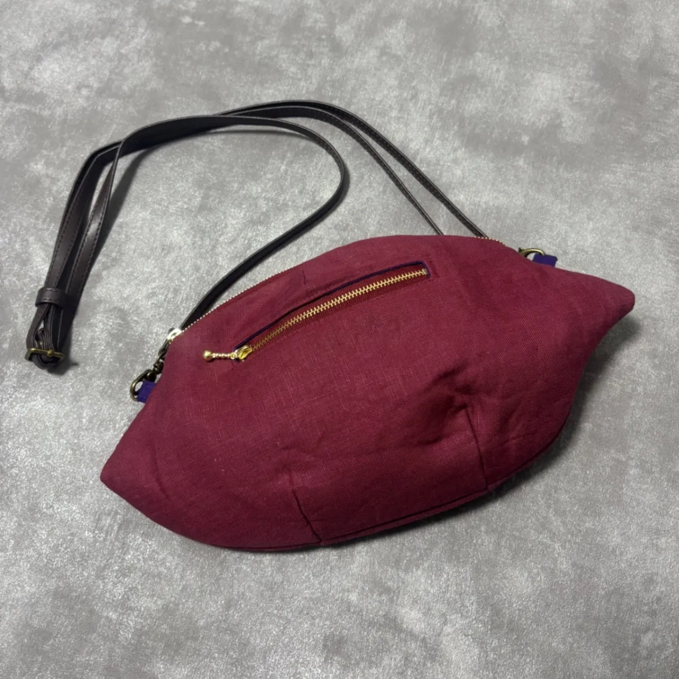 【ハンドメイド】紅芋　さつまいもの形をしたポシェット🍠 小さな貴重品が入る外ポケット付き