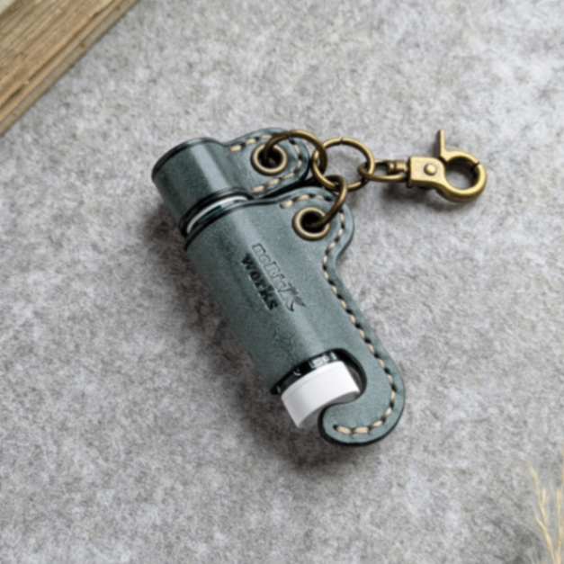 リップクリームケース キャップホルダー 付 | 国産 本革 ロロマレザー