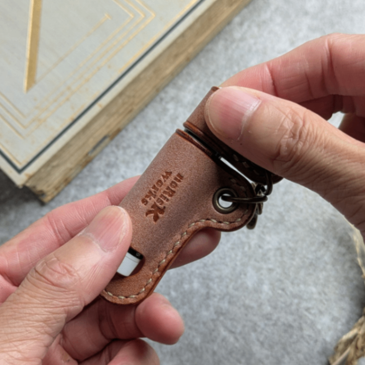 リップクリームケース キャップホルダー 付 | 国産 本革 ロロマレザー