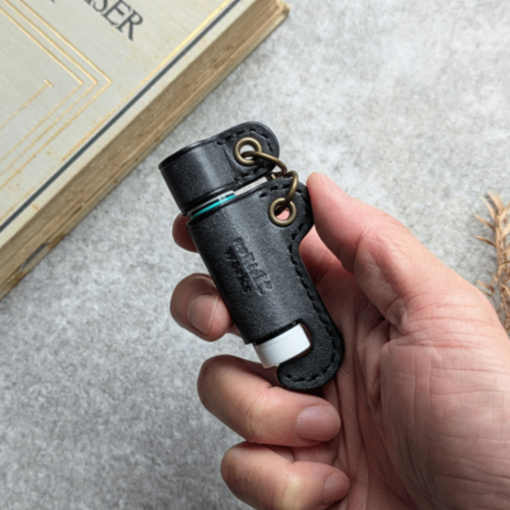 リップクリームケース キャップホルダー 付 | 国産 本革 ロロマレザー