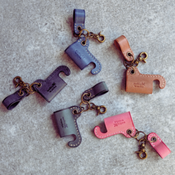 リップクリームケース キャップホルダー 付 | 国産 本革 ロロマレザー