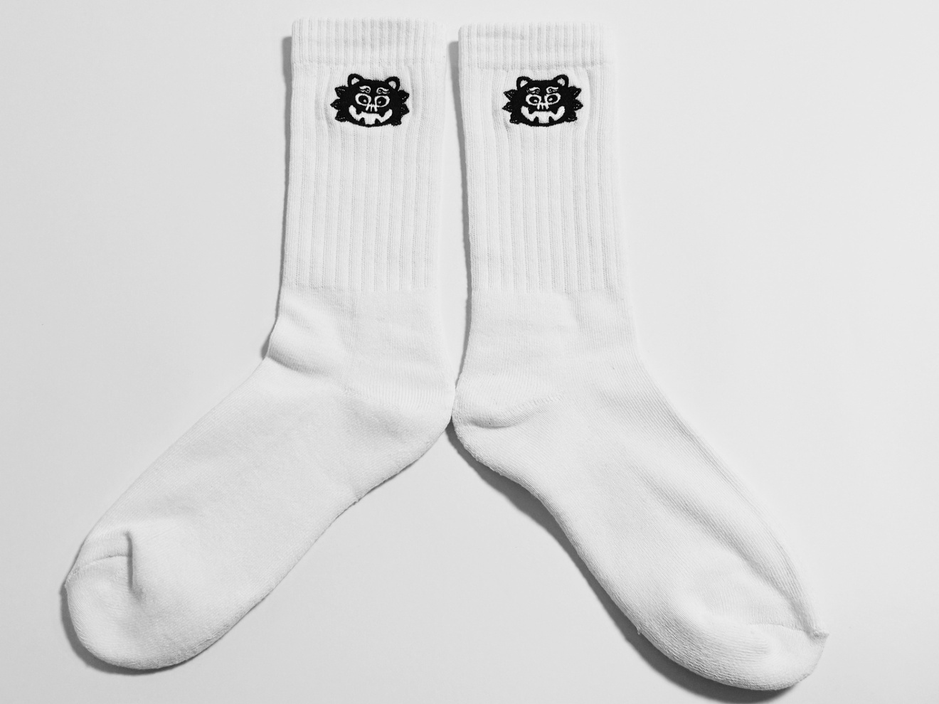 [リベ市場No. 1]シーサーオリジナル刺繍ソックス