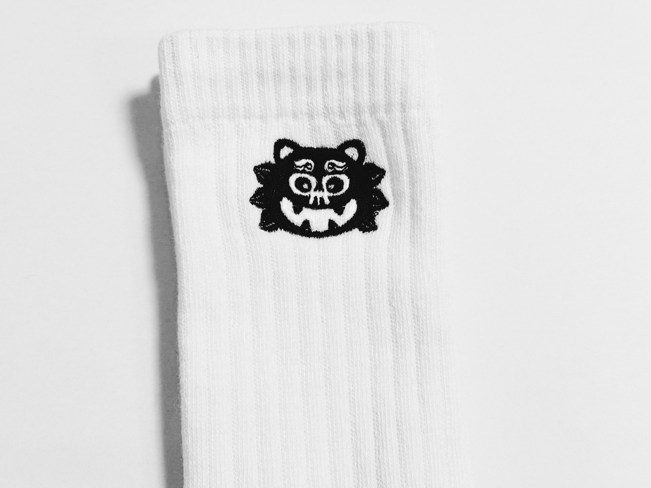 [リベ市場No. 1]シーサーオリジナル刺繍ソックス