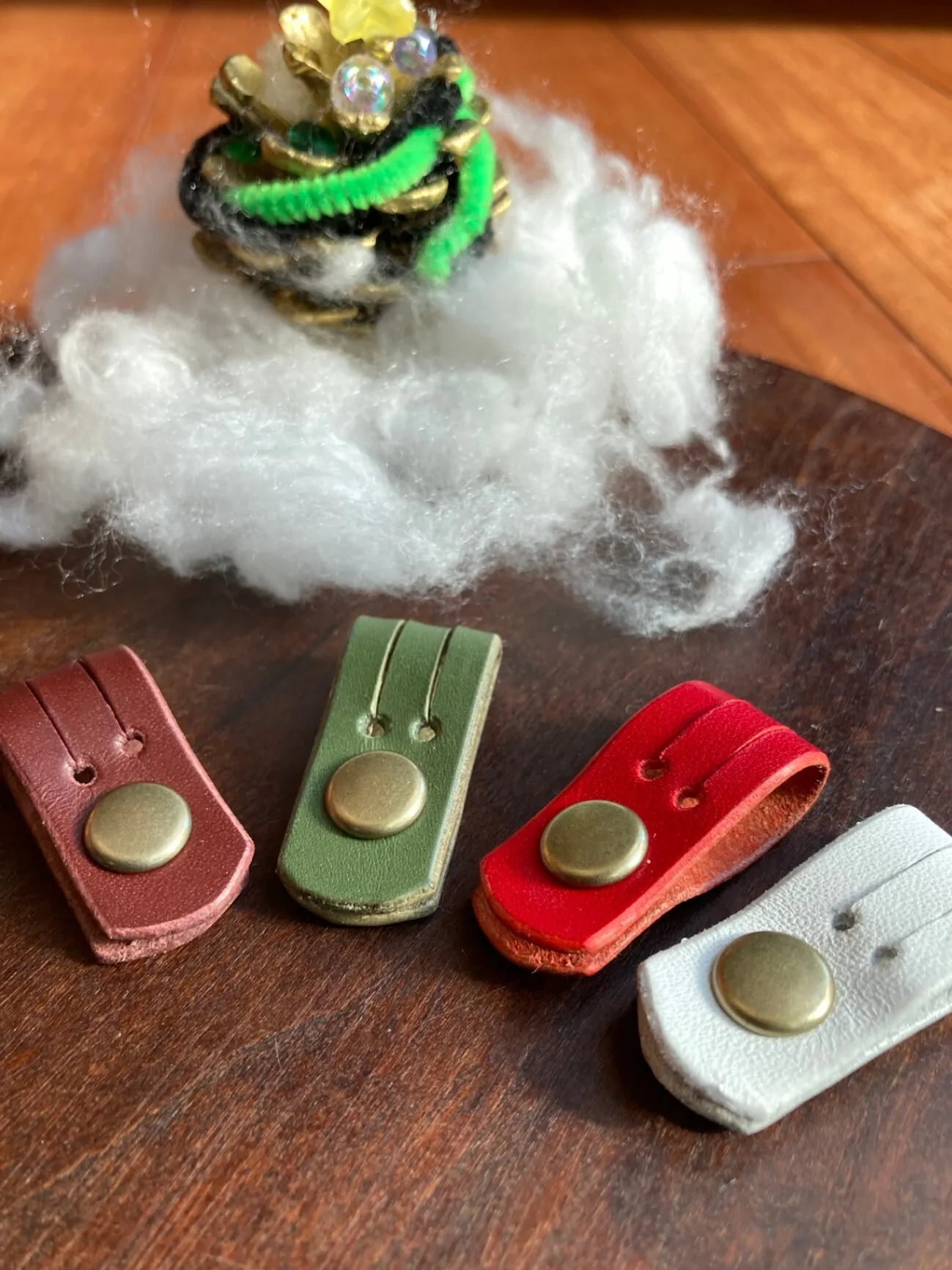 なくさない本革コードクリップ　３つセット　全4色　〜赤・白・ワインレッド・グリーン〜