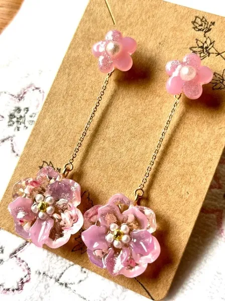 お花ゆらゆら🌸大きめチャームのピンピアス【リベポ払い歓迎🎉】