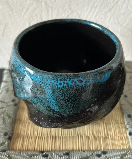 手捻り油滴天目×トルコ青釉ぐい呑み 宇宙の誕生を宿す 一点物 湯呑み 小鉢