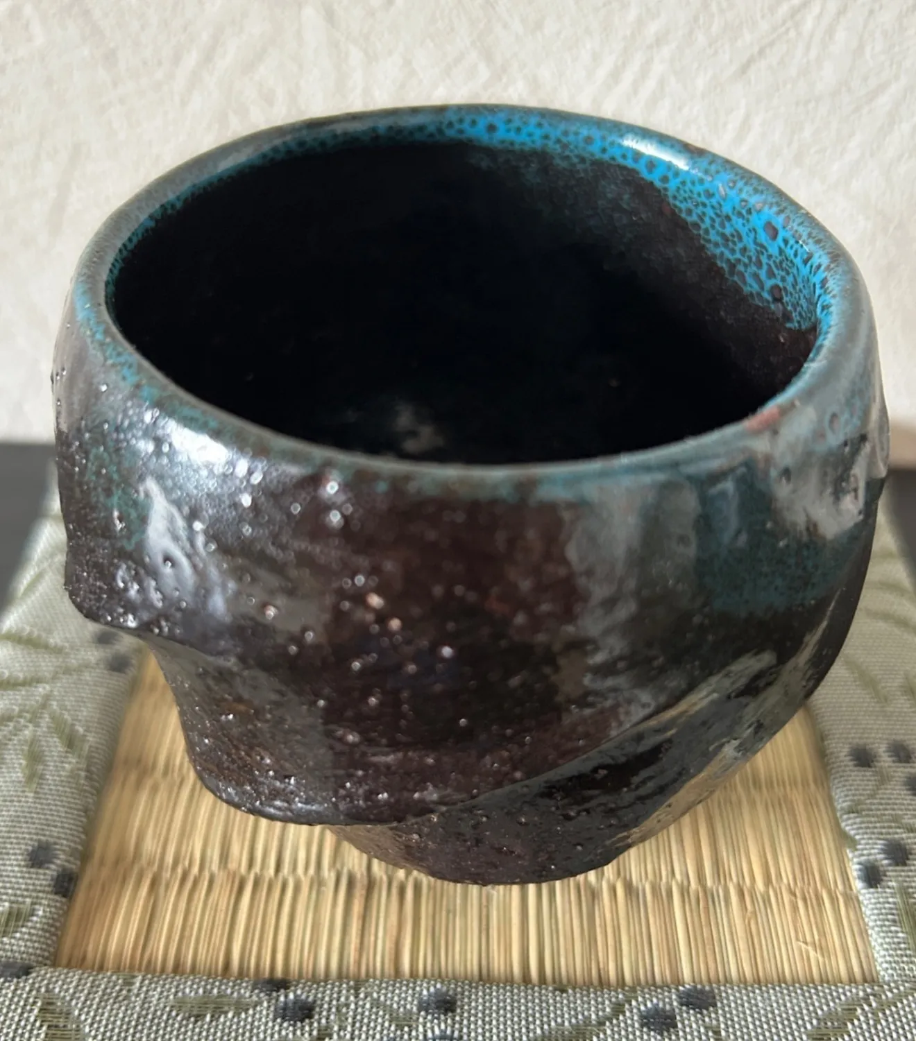 手捻り油滴天目×トルコ青釉ぐい呑み 宇宙の誕生を宿す 一点物 湯呑み 小鉢