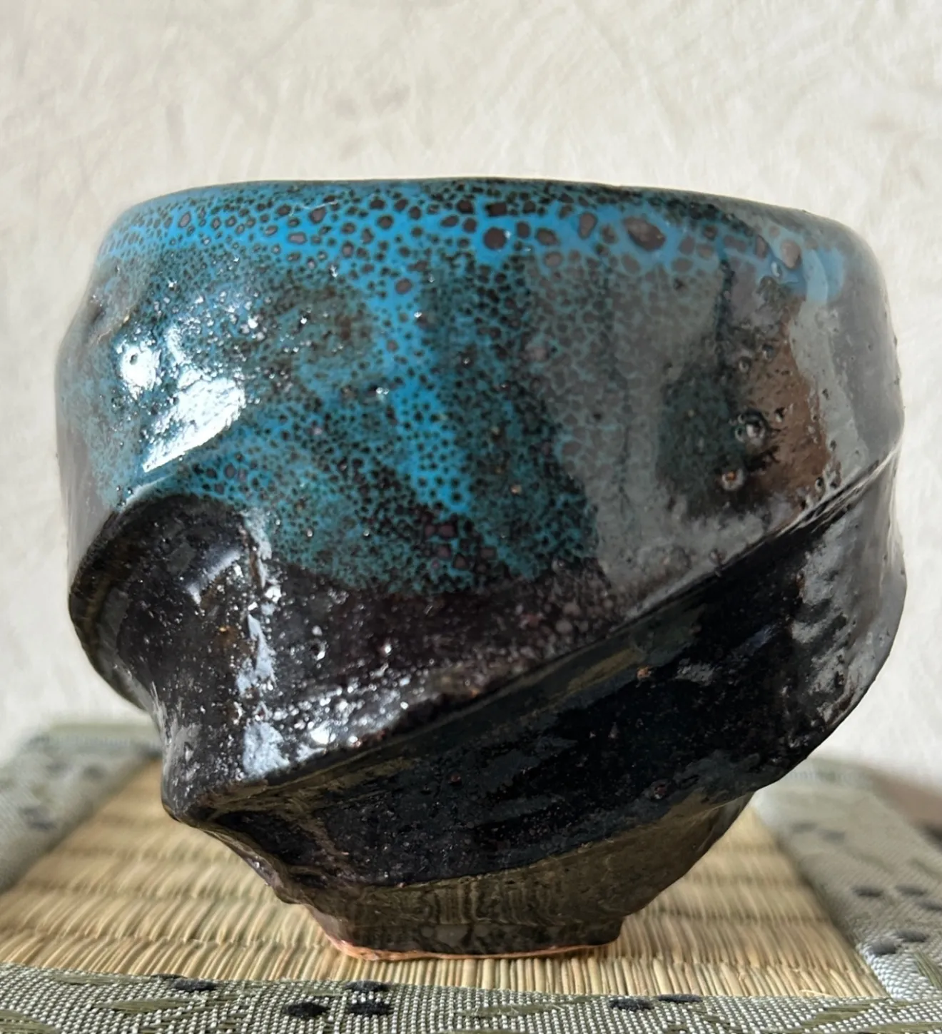 手捻り油滴天目×トルコ青釉ぐい呑み 宇宙の誕生を宿す 一点物 湯呑み 小鉢