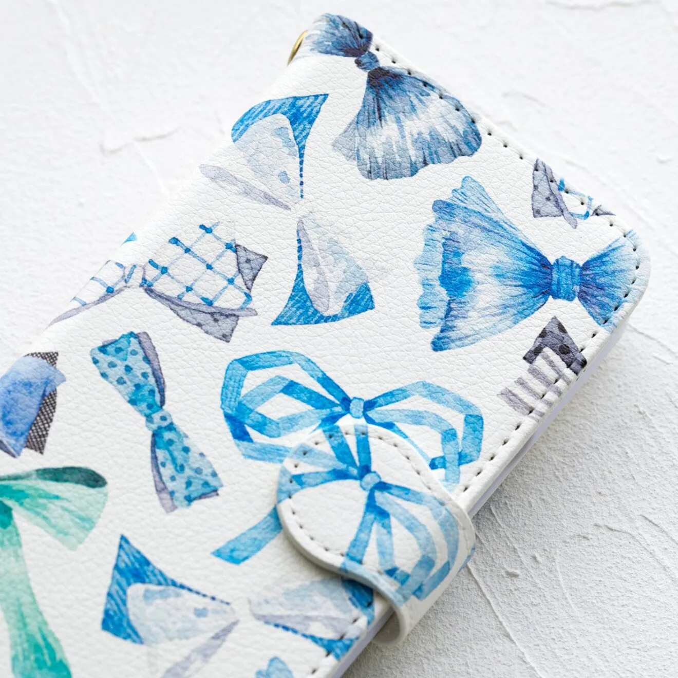 手描き水彩画 ˖⁺見るたび癒される ˖⁺ ブルーリボンの手帳型スマホケース iPhone対応
