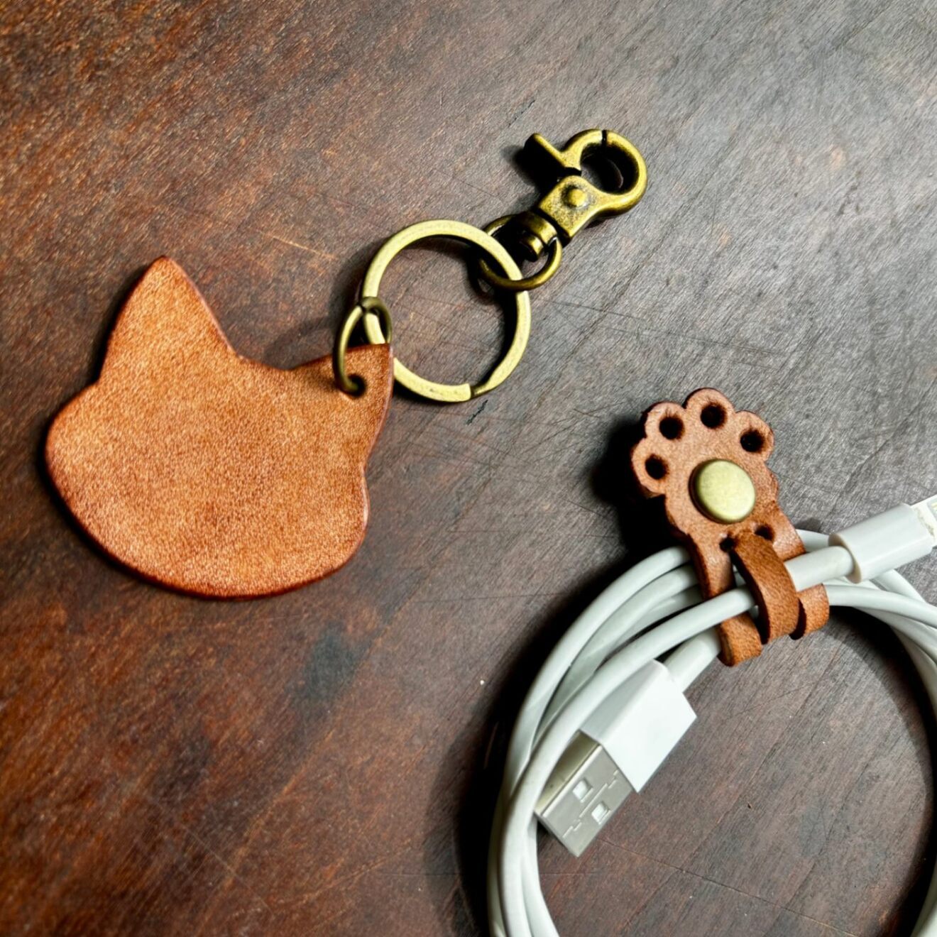  🐈なくさないにゃんこコードクリップ ＆ キーホルダー セット🐾【本革・送料込み】
