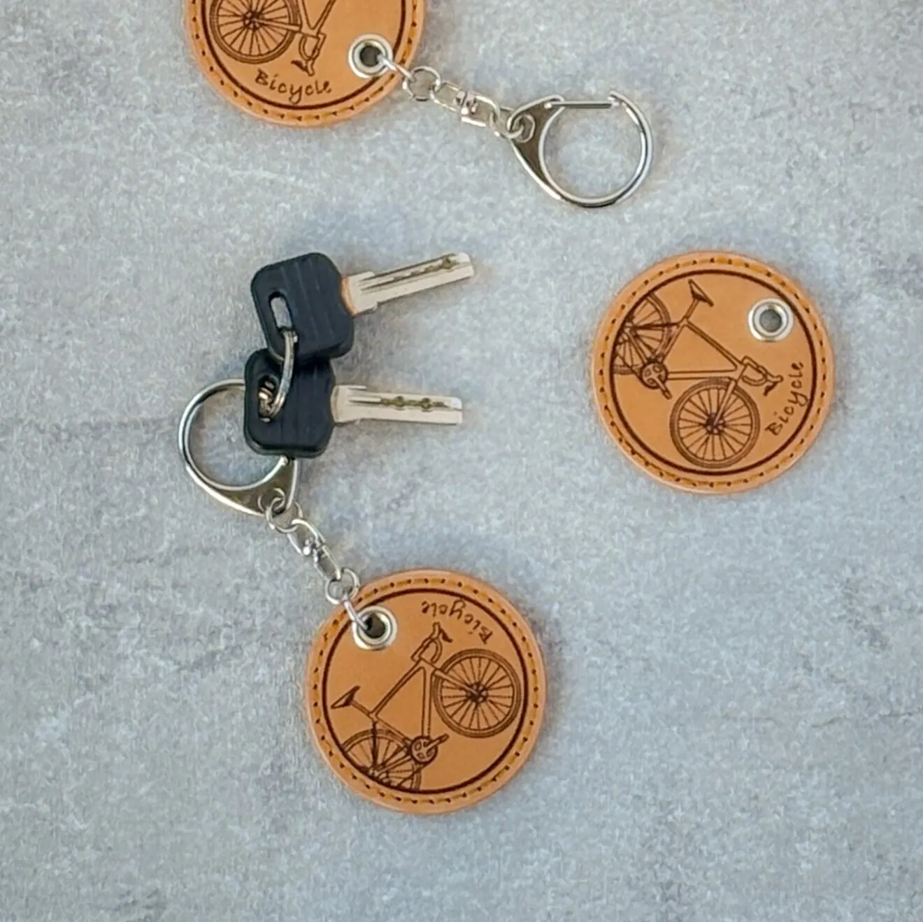 自転車を愛する人への、名入れ無料本革キーホルダー｜イタリアンレザー・ロードバイク・記念品