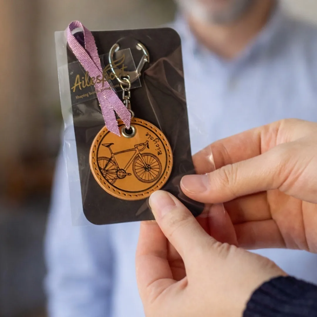 自転車を愛する人への、名入れ無料本革キーホルダー｜イタリアンレザー・ロードバイク・記念品