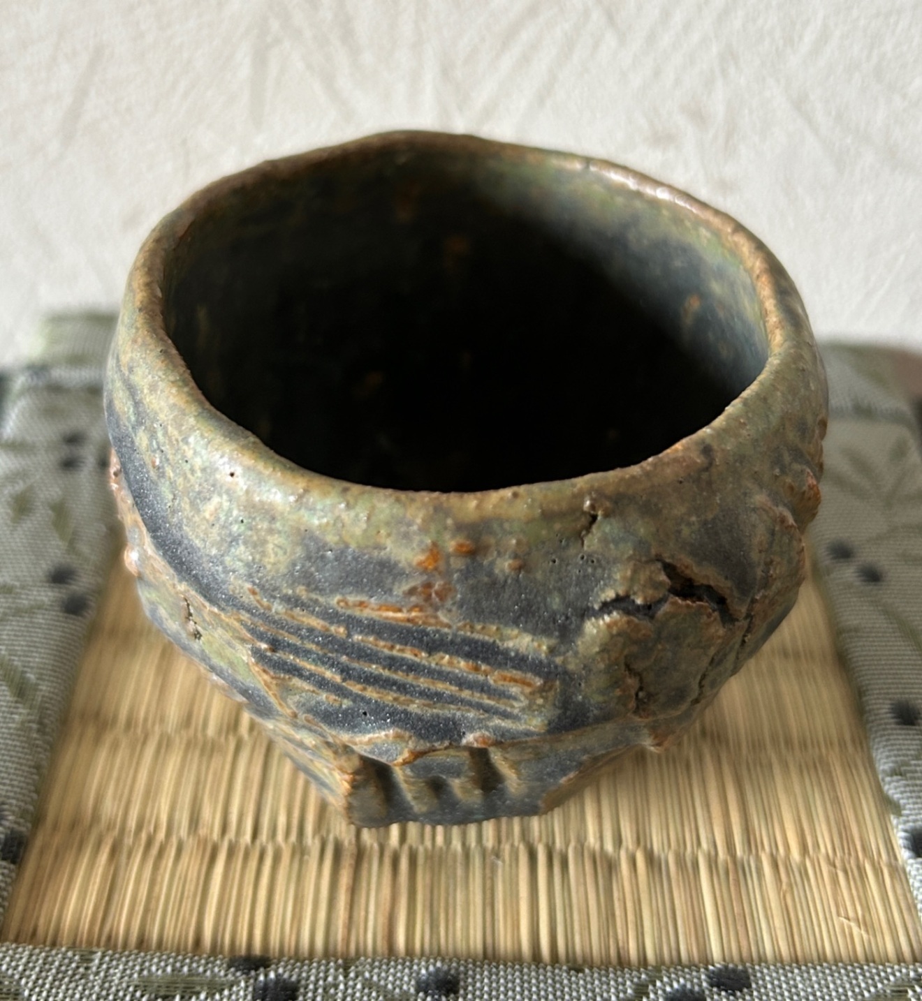 手捻り青銅マット釉ぐい呑み 大地の鼓動を刻む 一点物 受賞作家作品 陶器