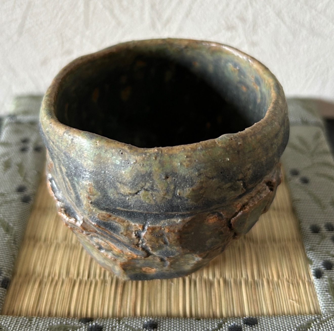手捻り青銅マット釉ぐい呑み 大地の鼓動を刻む 一点物 受賞作家作品 陶器