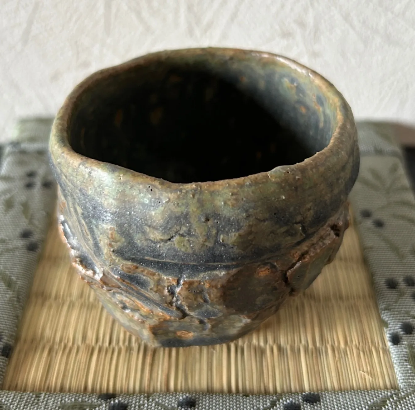 手捻り青銅マット釉ぐい呑み 大地の鼓動を刻む 一点物 受賞作家作品 陶器