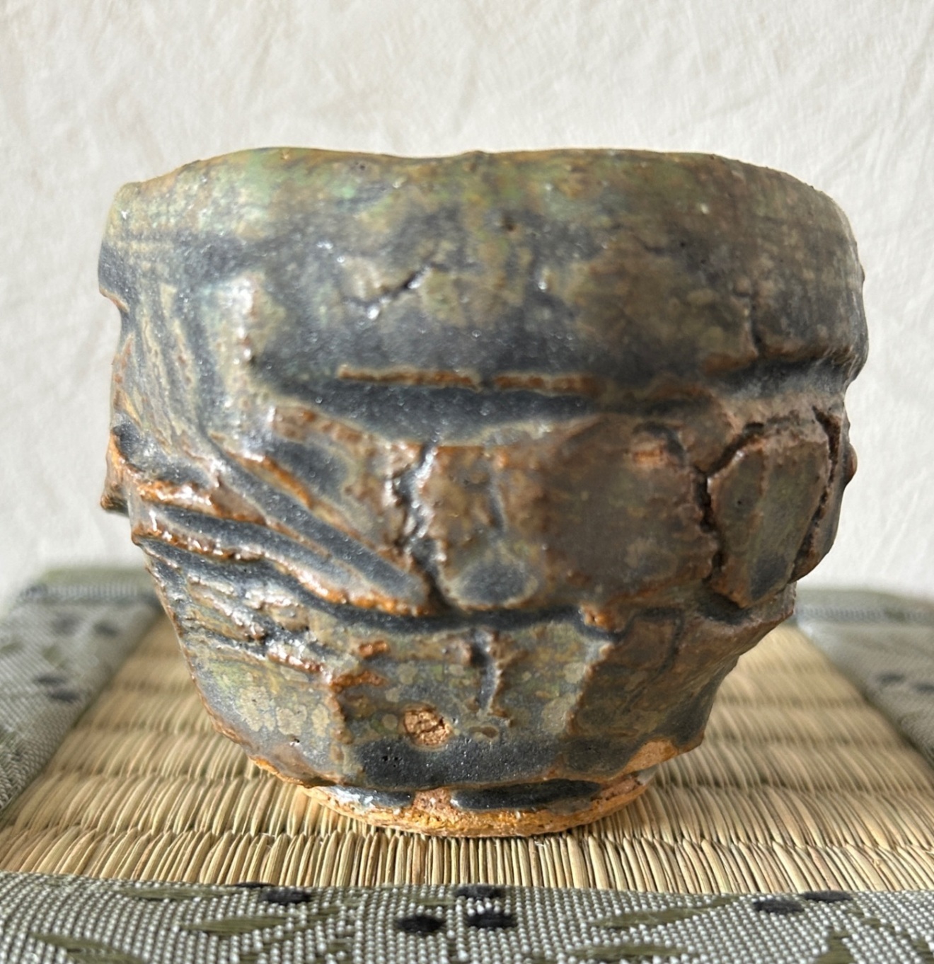 手捻り青銅マット釉ぐい呑み 大地の鼓動を刻む 一点物 受賞作家作品 陶器
