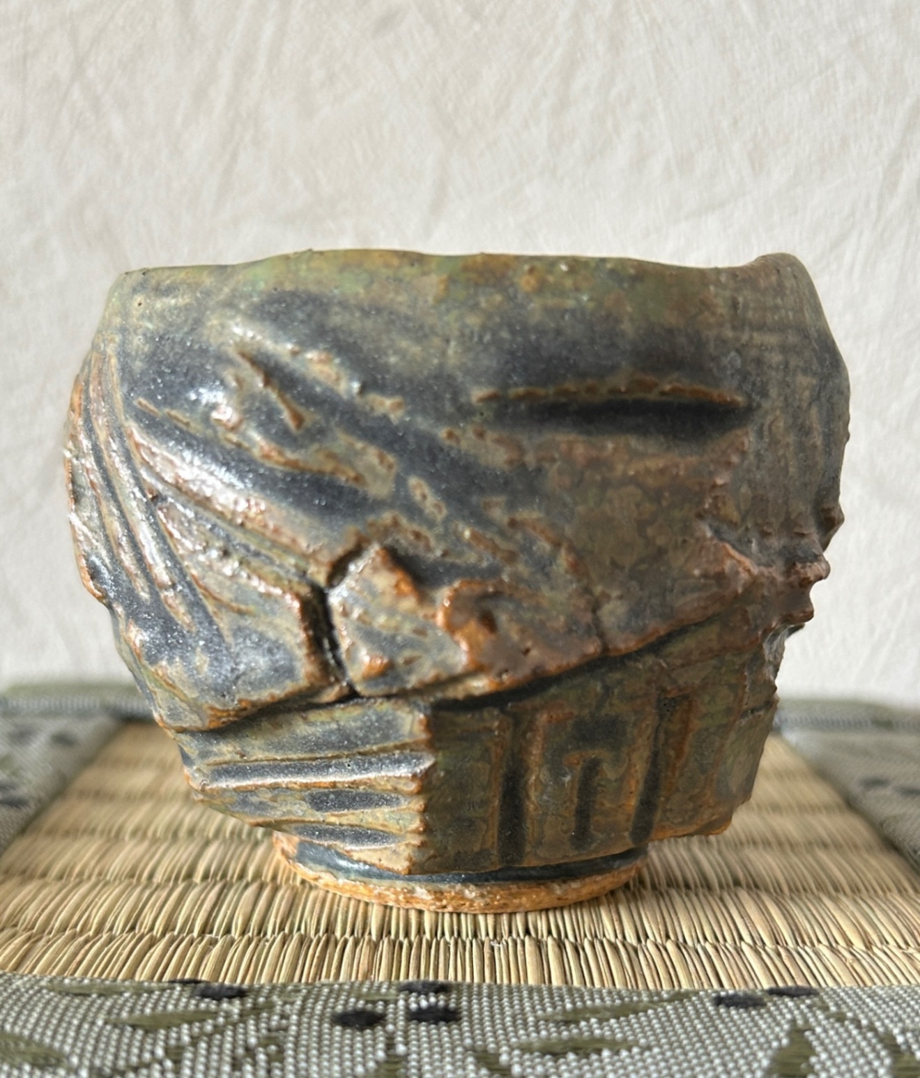 手捻り青銅マット釉ぐい呑み 大地の鼓動を刻む 一点物 受賞作家作品 陶器